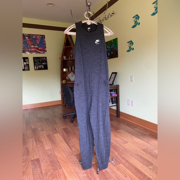 Nike onesie.. worn 3 times. Like new - Picture 2 of 6